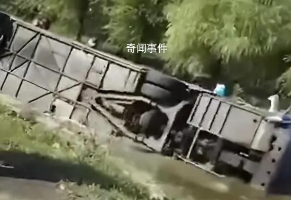 哈爾濱一載20多人客車翻進壕溝 有人員受傷
