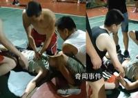 男子球場暈倒4名打球醫生合力搶救 隨后被120接走送往醫院治療