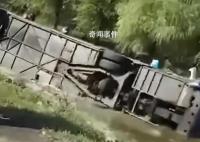 哈爾濱一載20多人客車翻進壕溝 有人員受傷
