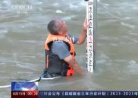 他們是暴雨中的逆行者 連夜堅守一線
