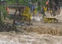 廣西上林突發(fā)山洪 游客慌忙逃離