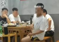 女子回應潑鄰桌男飲料 店家：男子被潑后笑嘻嘻