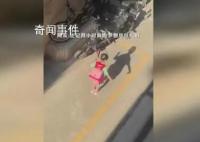 女孩在清晨的陽光下對著影子跳舞 仿佛整個世界都是她的舞臺