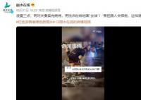 夫妻賣完燒烤用洗衣粉清洗路面 害怕路人會摔倒這樣清爽點