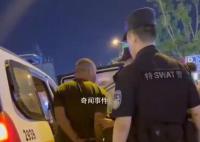 河南男子深夜當街開車門搶小孩 被路過的熱心群眾控制