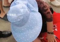 老太將男嬰放路邊離開 男嬰全身烏紫