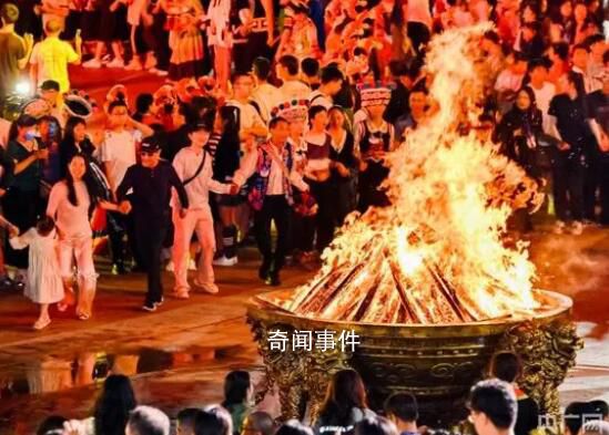云南火把節萬人狂歡集體玩火 體驗彝家火與舞的激情狂歡