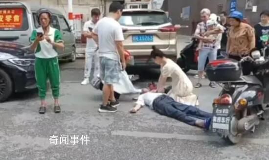 醫學生街頭跪地半小時救昏迷老人 老人目前生命體征平穩