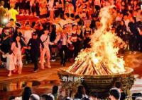云南火把節萬人狂歡集體玩火 體驗彝家火與舞的激情狂歡