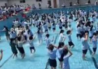 浙江一學(xué)校的軍訓(xùn)是集體摸魚 讓學(xué)生們在緊張的軍訓(xùn)中體驗到了樂趣與快樂