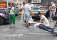 醫學生街頭跪地半小時救昏迷老人 老人目前生命體征平穩