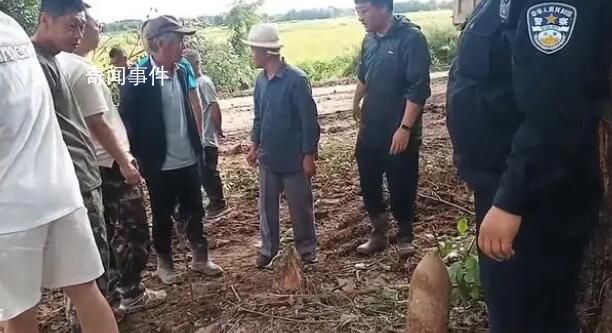 村民抗洪救災(zāi)挖出碗口粗的炮彈 引起了周圍村民的好奇和驚訝
