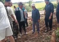 村民抗洪救災挖出碗口粗的炮彈 引起了周圍村民的好奇和驚訝