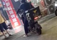 外賣員得知孩子跳樓當(dāng)街大哭 我兒子跳樓了