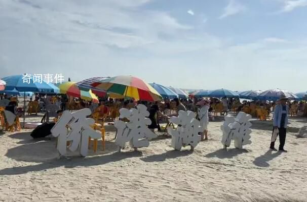 北海僑港浴場兩千米海岸線已被管控 有工作人員負責監督游客不要下水游泳