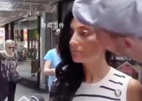 美國女議員受訪時被陌生男子偷吻 韋爾尼科夫顯然被這一舉動嚇蒙了