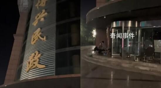 情侶七夕熬夜排隊(duì)5小時(shí)領(lǐng)證2分鐘 失去了早來排隊(duì)的優(yōu)越感