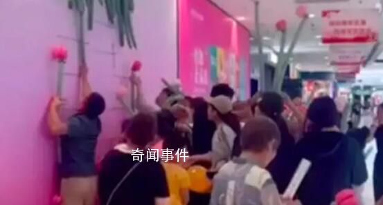 商場七夕拍照花墻幾小時被一搶而光 沒想到顧客會拿走