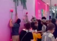 商場(chǎng)七夕拍照花墻幾小時(shí)被一搶而光 沒(méi)想到顧客會(huì)拿走