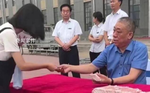 河南一老板給貧困大學生現場發錢 引起全網熱議