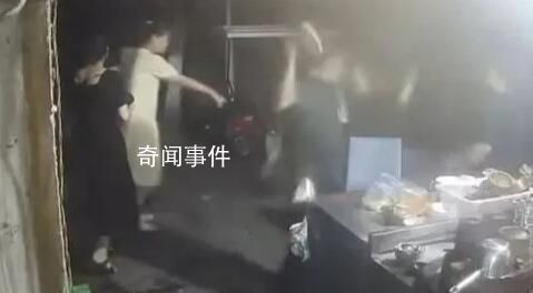 樂山酒后打砸夜宵攤社區書記已停職 何浩是誰個人資料