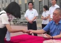 河南一老板給貧困大學生現場發錢 引起全網熱議