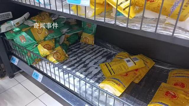 國內(nèi)多地市民搶鹽 有超市貨架被搬空