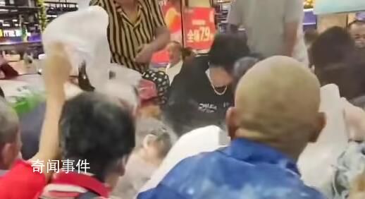 大爺大媽超市搶面粉滿臉都是粉 感覺他們太瘋狂了