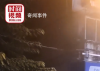 男子路邊燒紙祭祀遭大媽潑水驅逐 拍攝者稱警察到場處理