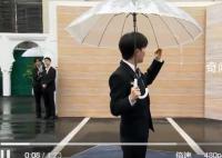 周深紅毯上修傘 網友：我要被周深笑死