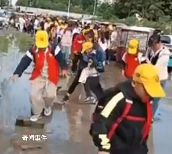 學生踩磚頭走泥路入校 學校回應