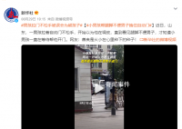 男孩拉門不松手被誤會為熊孩子 小男孩幫腿腳不便男子拽住自動門