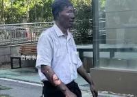 70歲保安沖入火場救火被灼成“雕像”