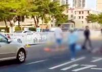 湛江一轎車在學校門口撞倒多名學生 司機當場被控制