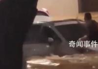 2人被困急流大喊不要冒險營救 積水已到大腿且水流很急
