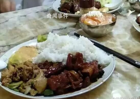 曝河北某學院食堂肉菜10元一勺 引起了社會的廣泛關注