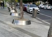 網友稱杭州不銹鋼樹盆連夜被拆除 受到了廣泛的批評