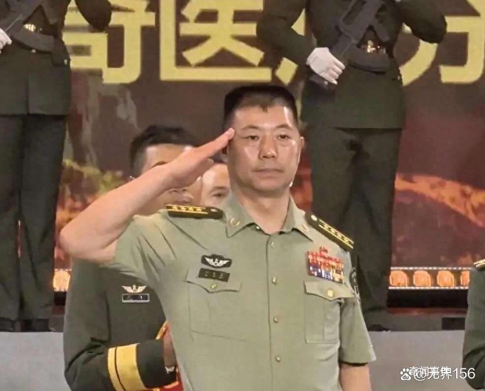 英雄團(tuán)長(zhǎng)祁發(fā)寶戴6排勛表亮相 向英雄致敬