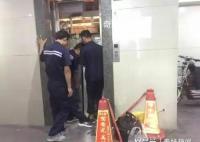實拍:大媽拿鐵架擋門“卡爆”電梯 