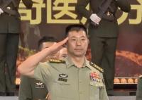 英雄團長祁發寶戴6排勛表亮相 向英雄致敬