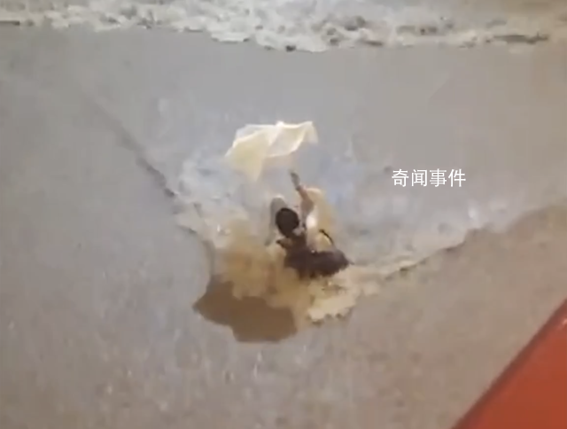 香港遭百年一遇暴雨 女子被狂流沖倒