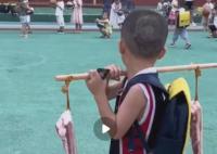 孩子扛2條五花肉送老師 網(wǎng)友：這教師節(jié)禮物真實(shí)在