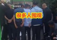夫妻撿手機要報酬被拒將失主摁地上 必須給500少一分不行