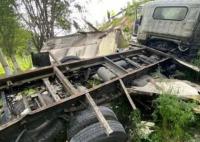 貨車爆胎側(cè)翻司機因貓丟了大哭 交警們心生暖意安慰著司機并積極幫忙尋找失蹤的貓咪