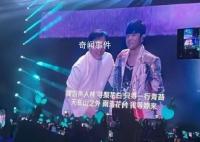 成龍周杰倫合唱千里之外 全場尖叫不斷