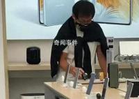 成龍買華為手機被網友偶遇 愛國先鋒吾輩楷模