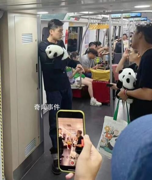 胡歌抱“國寶”現身地鐵 引來眾多網友的關注