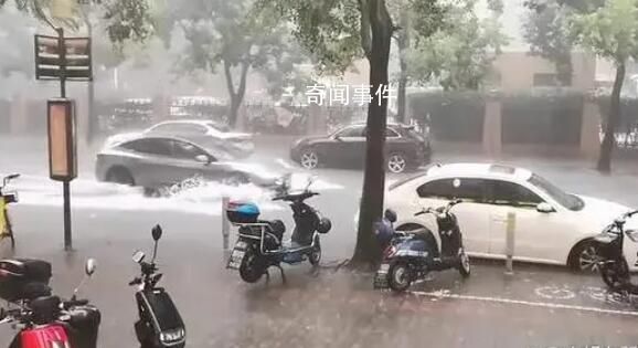 暴雨突襲上海:烏云壓頂大雨瓢潑