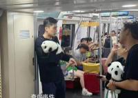 胡歌抱“國(guó)寶”現(xiàn)身地鐵 引來(lái)眾多網(wǎng)友的關(guān)注
