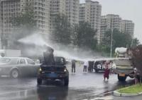 婚鬧天花板?新郎被灑水車噴水 雖然新郎被噴了水但他并沒有生氣